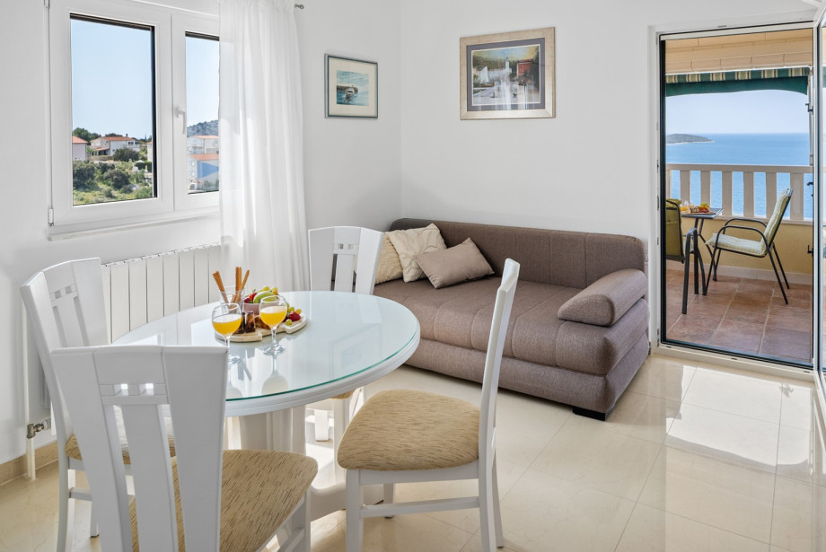 This air-conditioned apartment combines a dining area and a direct exit to the terrace.