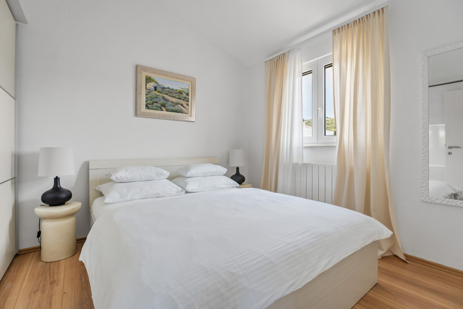 Enjoy this 10 sqm sleeping space featuring a comfortable 160cm x 200cm bed.