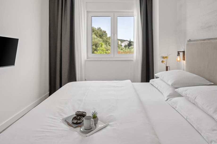 Bedroom NO1 (14sqm) with a king size bed 180cm x 200cm, a TV, A/C