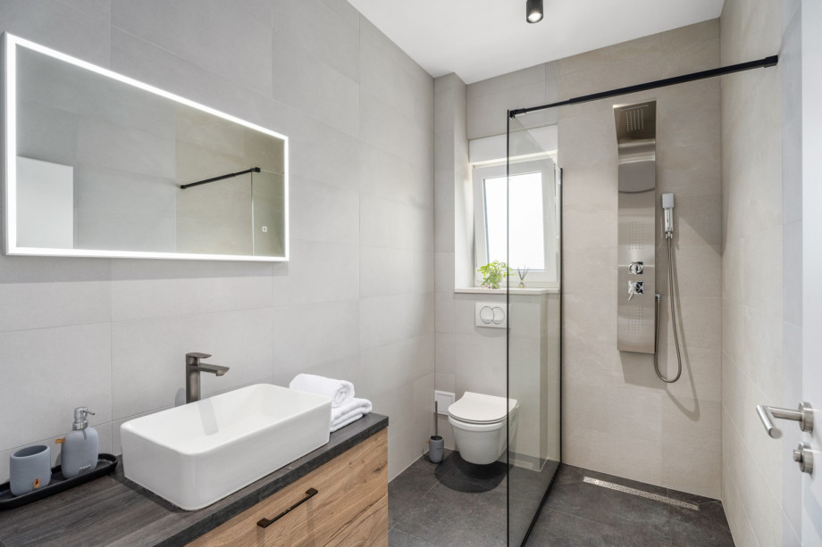 Family bathroom with a shower, towels are provided