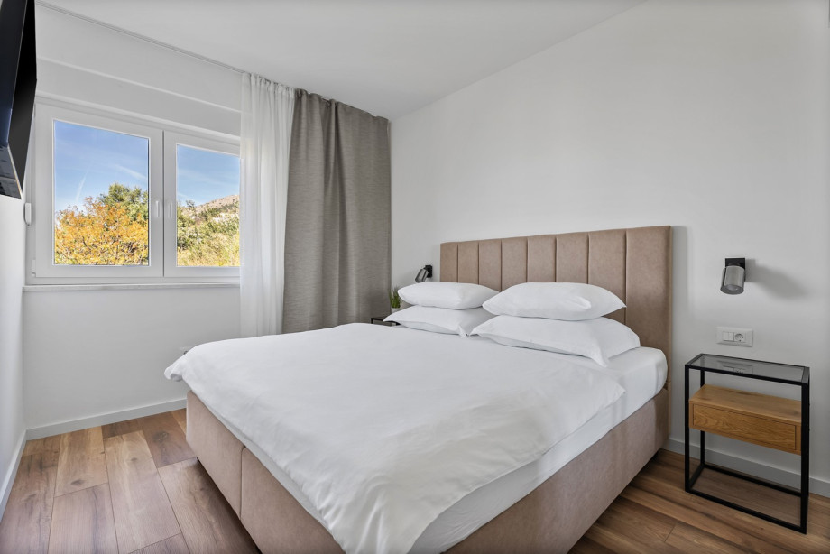 Bedroom NO4 (11sqm) with a king-sized bed 180cm x 200cm, A/C, and views of the neighborhood