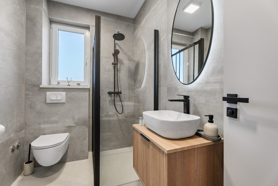 Family bathroom with a shower, towels are provided
