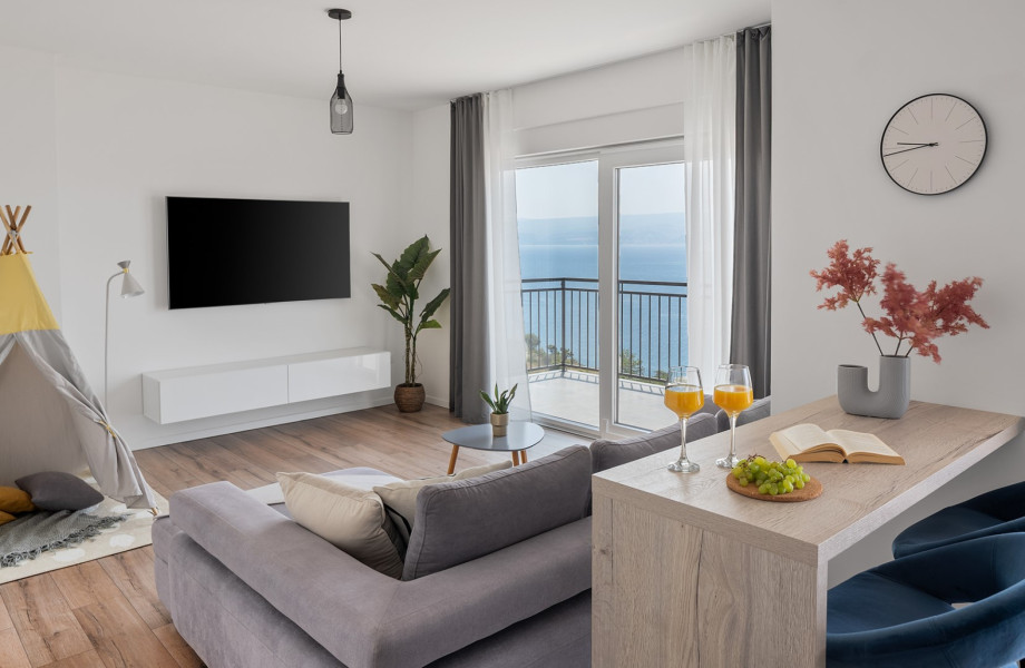 Open-plan living area that includes a fully equipped kitchen and a play area with a kid's tent