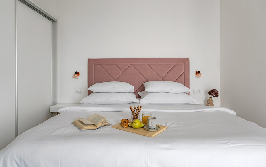 Bedroom NO5 (14sqm) with a king size bed 180cm x 200cm, en-suite bathroom, and a balcony