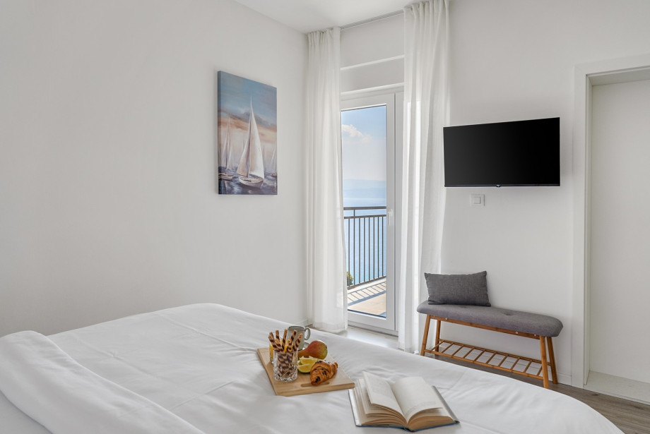 Bedroom NO5 (14sqm) with a king size bed 180cm x 200cm, en-suite bathroom, and a balcony