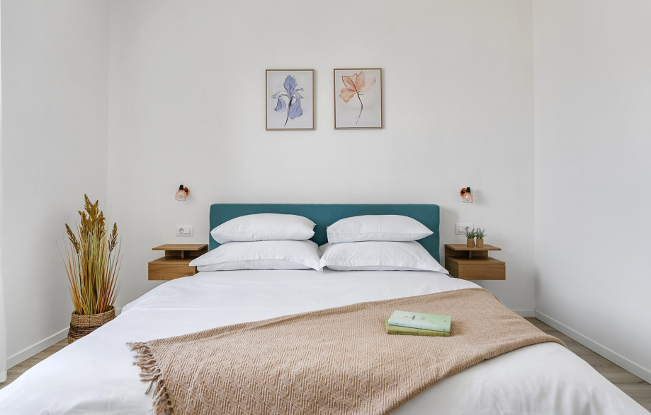 Bedroom NO6 (13sqm) with a queen size bed 160cm x 200cm, a TV, A/C