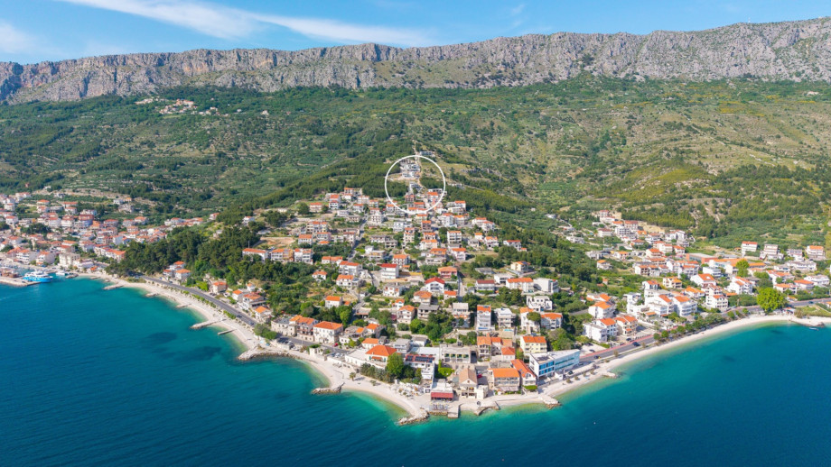 It is located in the quiet village of Mali Rat on the beautiful Omiš Riviera.
