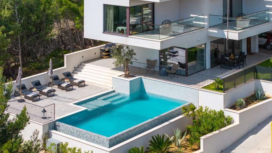 Das elektrolytische Filtersystem des Pools sorgt für ein gesünderes und angenehmeres Schwimmerlebnis.