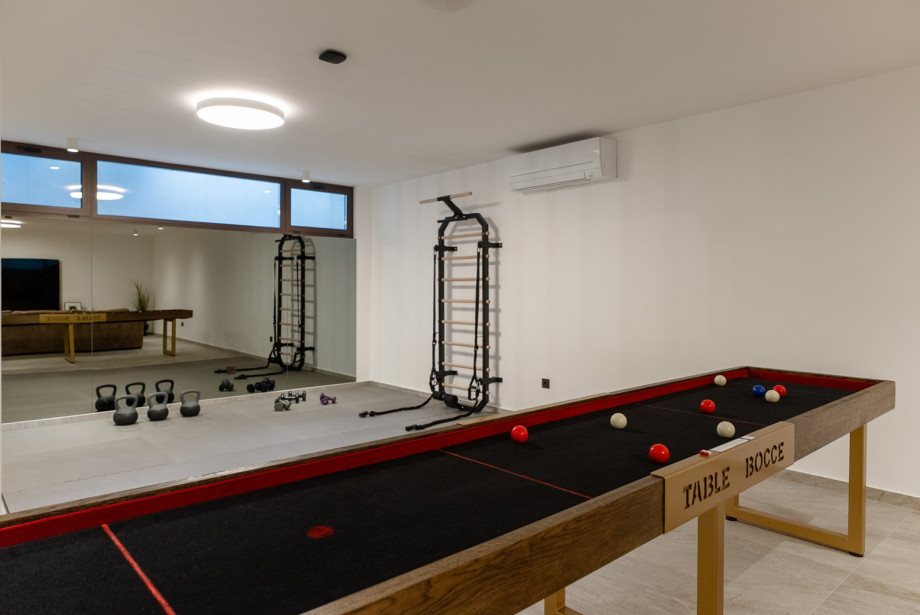 Es ist mit einem weichen Boden für mehr Komfort ausgestattet und verfügt über ein Fitnessstudio mit Sprossenwand und einem Ergometer