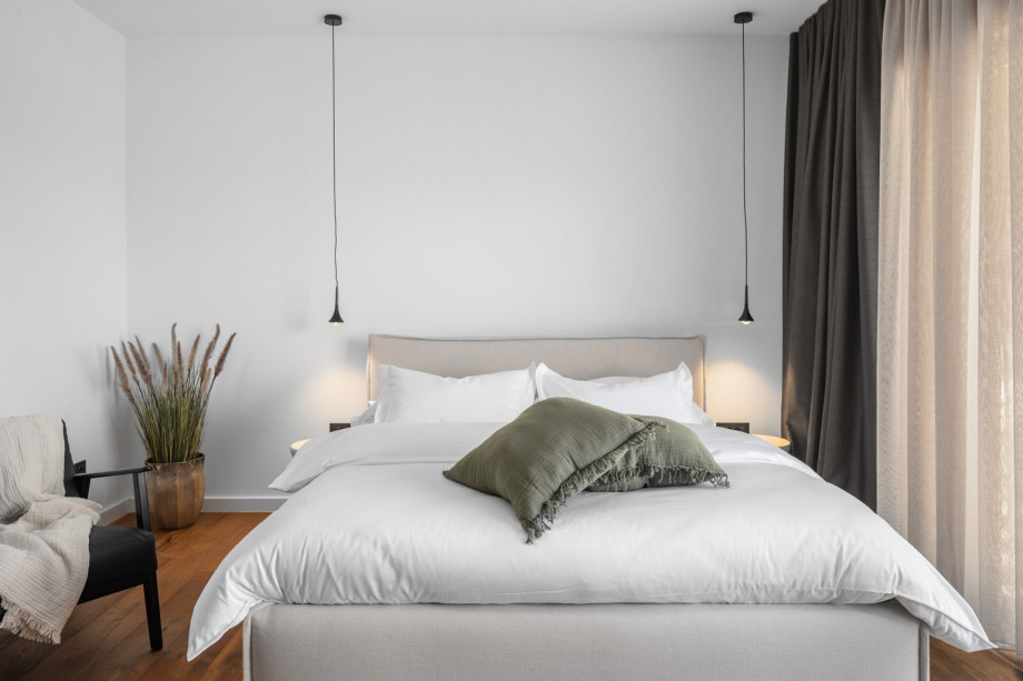 - Schlafzimmer Nr. 3 (21 m2, Nord-Ost): Mit einem Queensize-Bett (160 cm x 200 cm) und einem eigenen Badezimmer mit Dusche