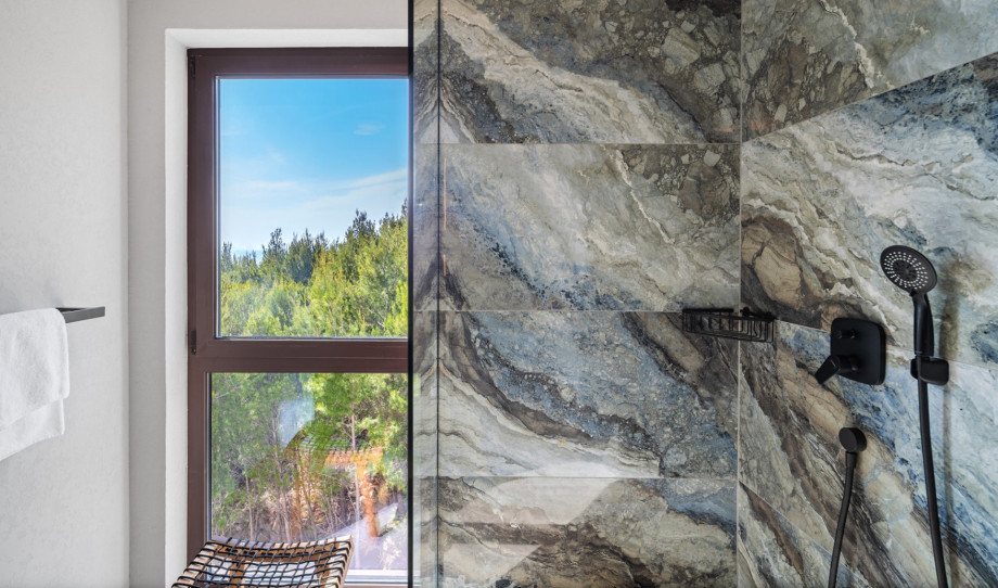 En-Suite Badezimmer mit Dusche und Meerblick