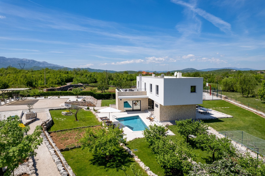 outdoor area offers absolute privacy on 29sqm private heated pool