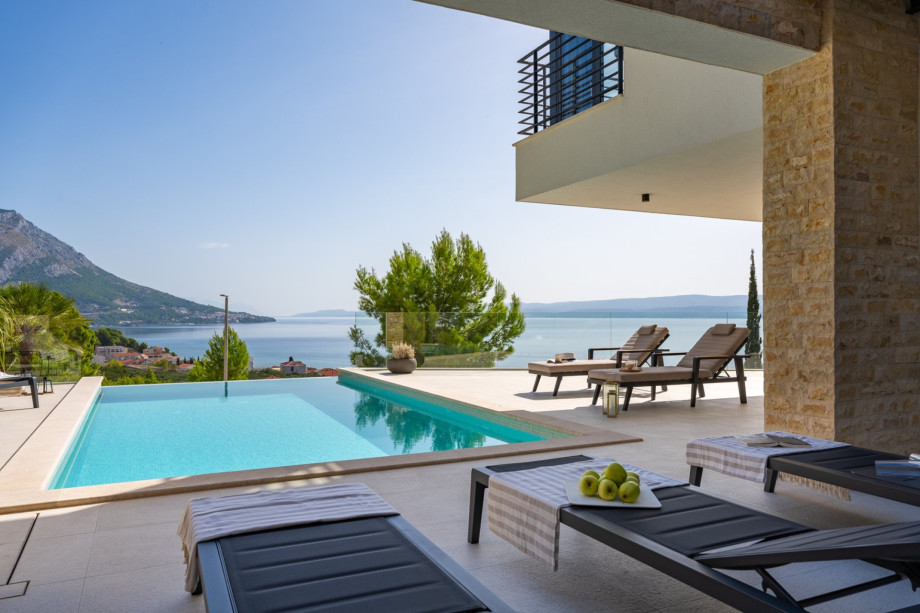 It offers exclusively for you a 28.5 sqm heated swimming pool with counter-counter swimming program