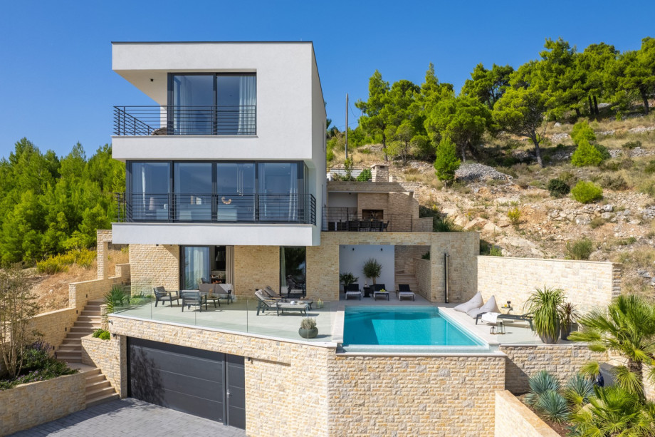 The outdoor offers a private, heated 28,5 sqm swimming pool with fully automated salt electrolysis system