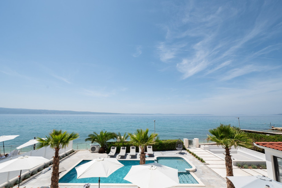 Beachfront villa Providenca