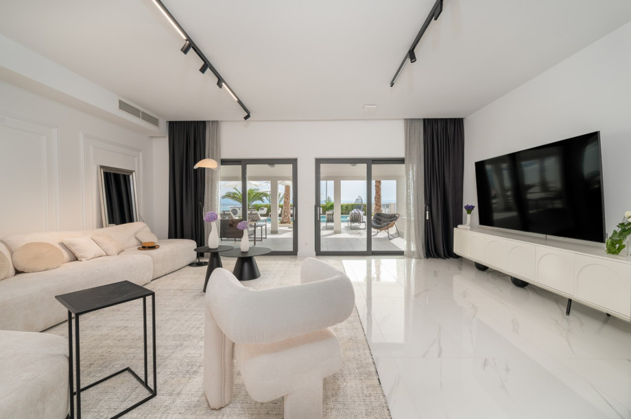 Beachfront Villa Providenca is fully air-conditioned, free WiFi, and can accommodate a max of 14 people