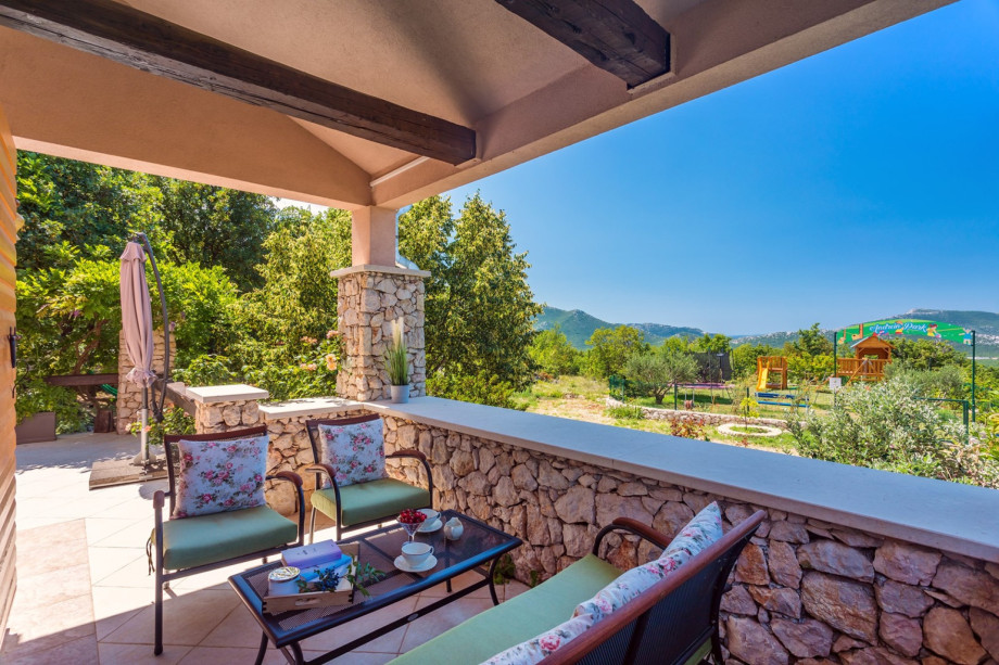 Covered terrace in front of dining room