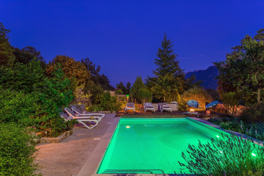 A private illuminated and heated 32m2 pool with a massage