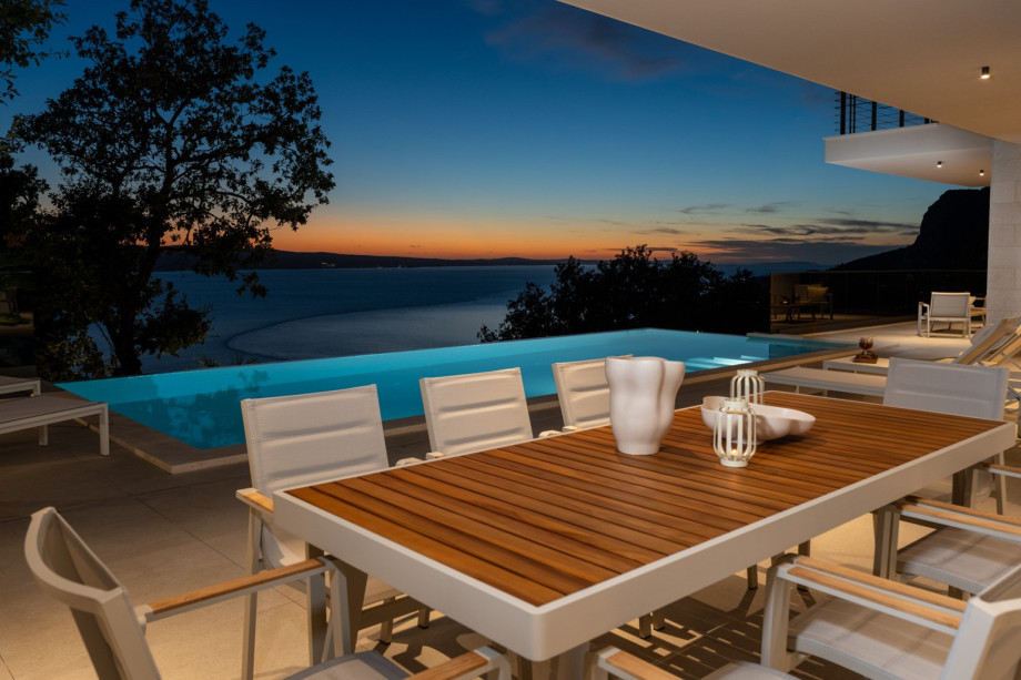 Covered outdoor dining area with a barbecue (gas), and the outdoor shower