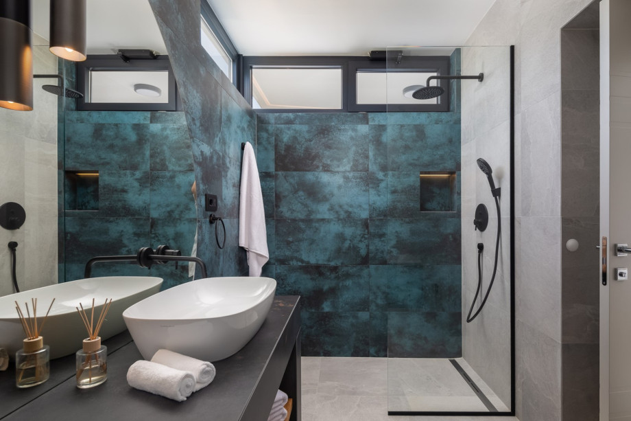 En-suite bathroom (3.7sqm) with a shower