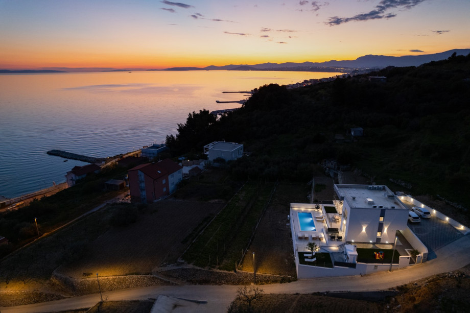 You can do various sports on the beach: windsurfing, sailing, sports catamarans, waterskiing, and water skating.