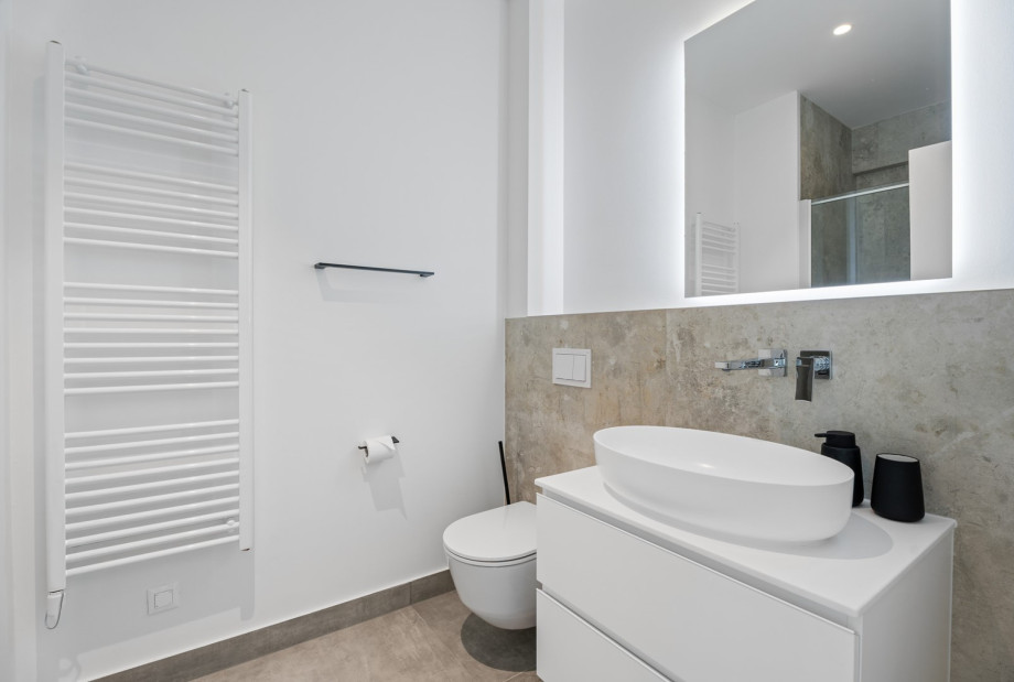Family bathroom with a shower.Between bedroom No. 4 and the Finnish sauna.