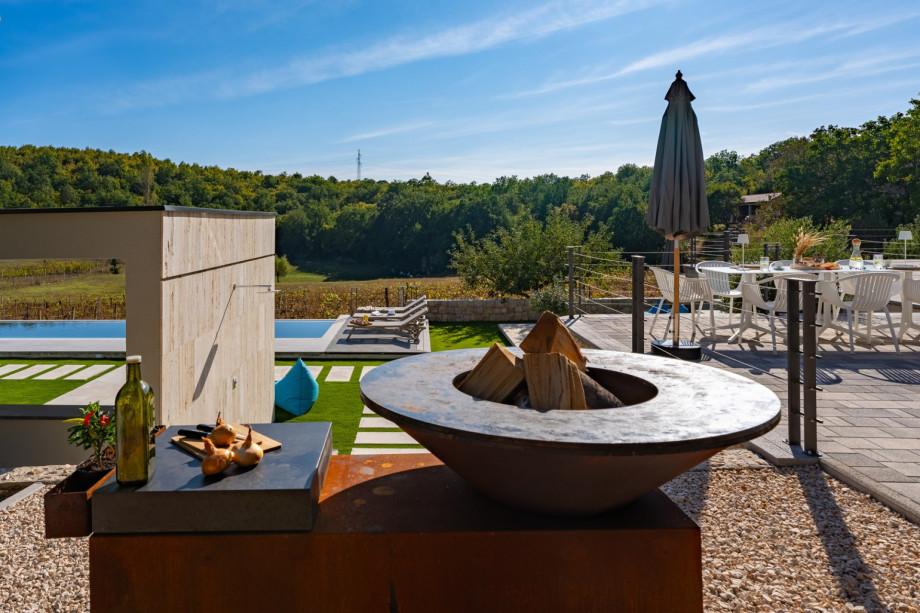 Barbecue area (wood, charcoal), there is also a room with Finnish sauna, a treadmill and some fitness equipment