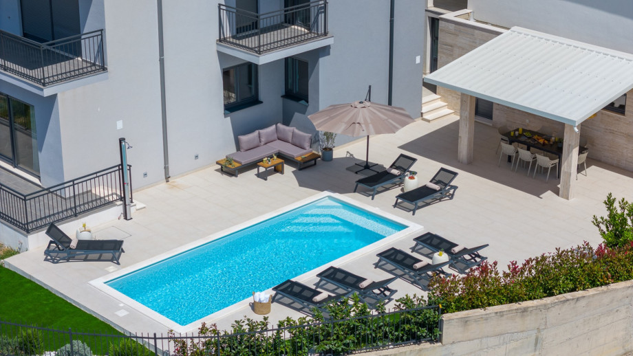 Spacious sun deck area with 10 deck chairs, sun umbrellas and a lounge corner