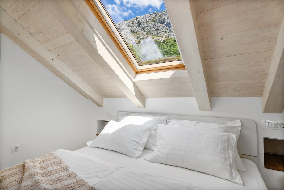 Each bedroom is equipped with a king-size bed (180cm x 200cm) and a flat-screen TV.