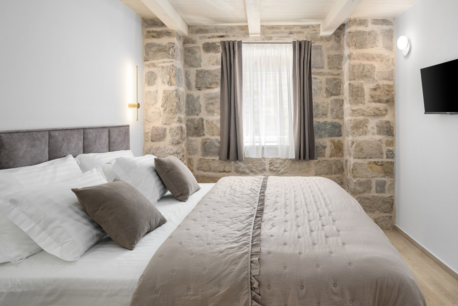 This private 14 sqm room includes a king-sized bed and a TV.