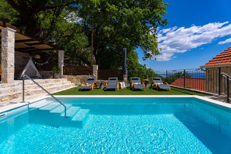 Dive into the 20 sqm private pool or relax on one of the 4 comfortable deck chairs under the sun.