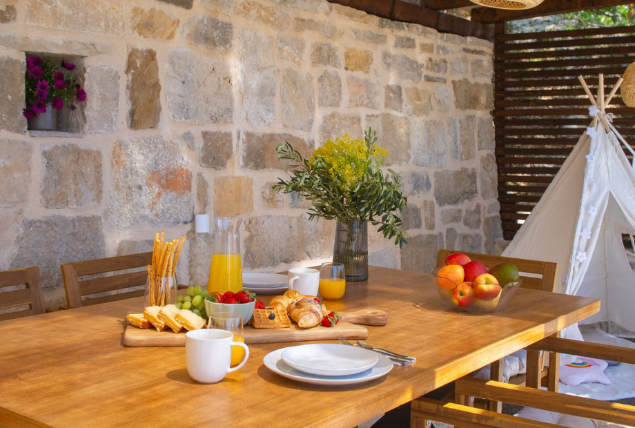 The outdoor dining area and children’s play tent provide the perfect spot for family gatherings.