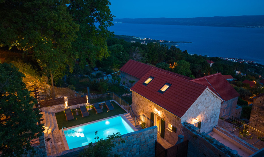 This traditional Dalmatian stone house features 120 sqm of living space and a beautiful outdoor area.