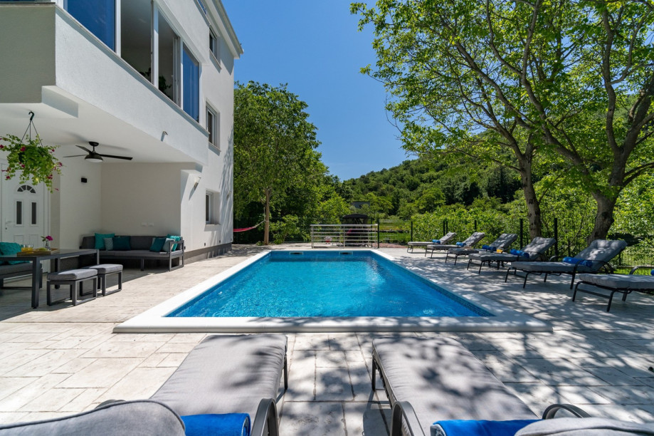 Villa with 4 bedrooms, 3 bathrooms, summer kitchen, private pool and a pond with fishes