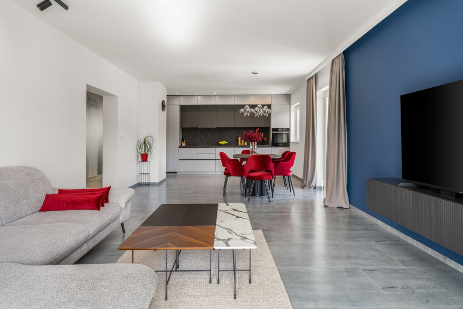 Dining table for 6 people, living room, air conditioning, flat screen TV