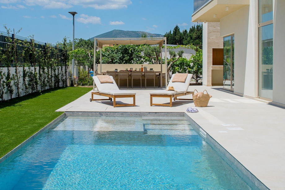 Stylish high-end home just 1,6 km from the beach featuring a heated 29 square meter pool