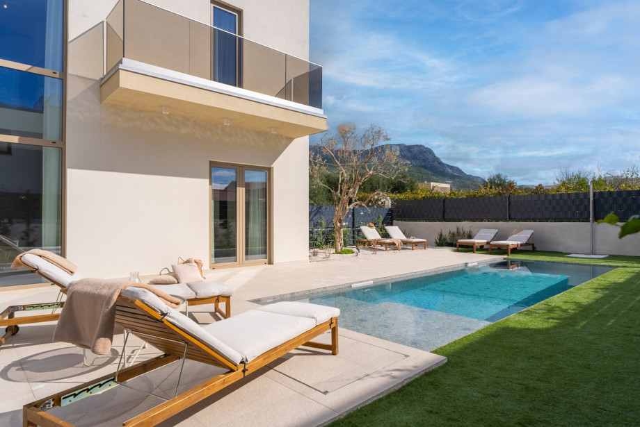 Stylish high-end home just 1,6 km from the beach