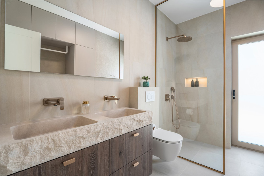 The 5.5 square meter family bathroom has a shower and two sinks