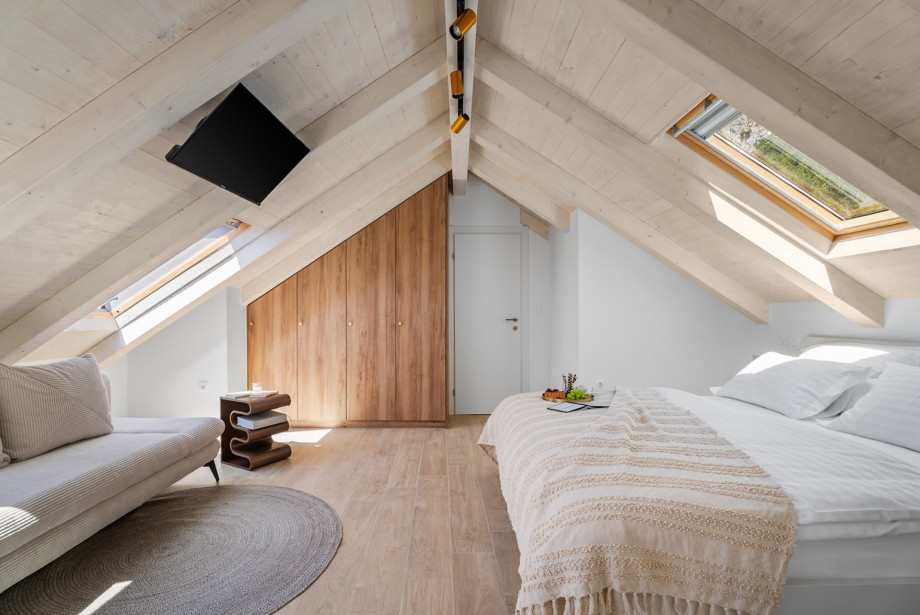 Bedroom No.1 in the attic features an 180cm x 200cm king-size bed and a sofa bed.