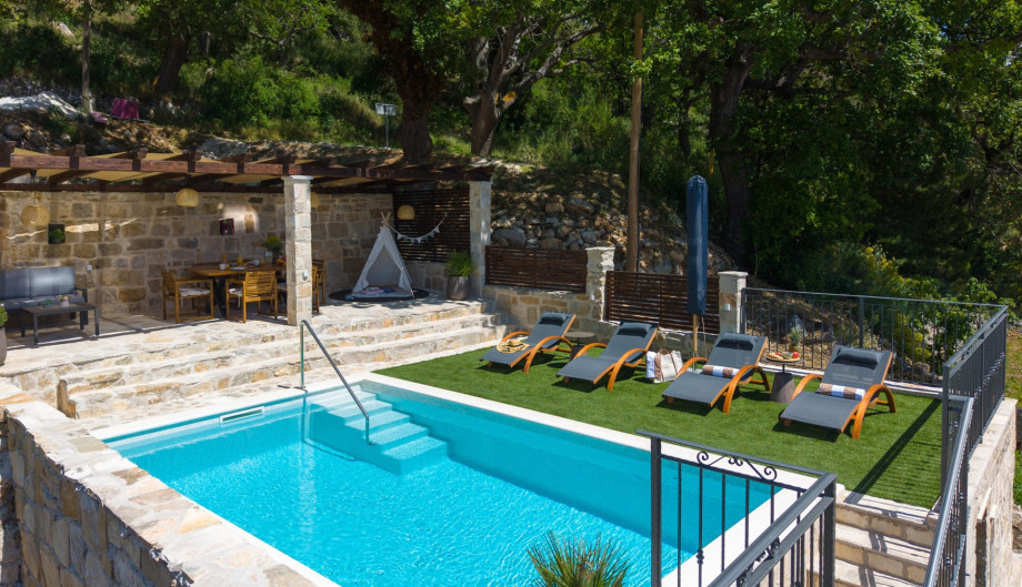Experience the private 20 sqm pool area, complete with 4 deck chairs and a picturesque dining corner.