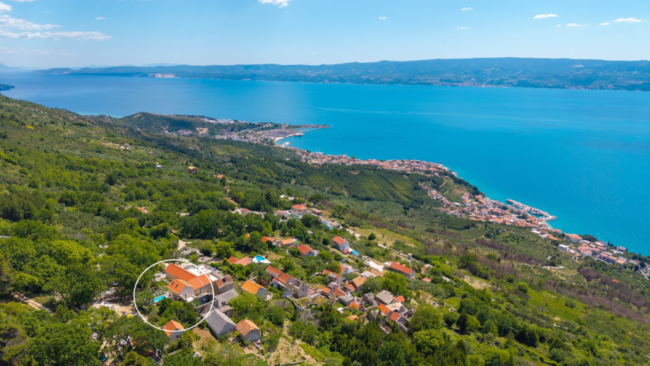 Perched at the top of Krug Street, the villa overlooks the picturesque old village and coastline.