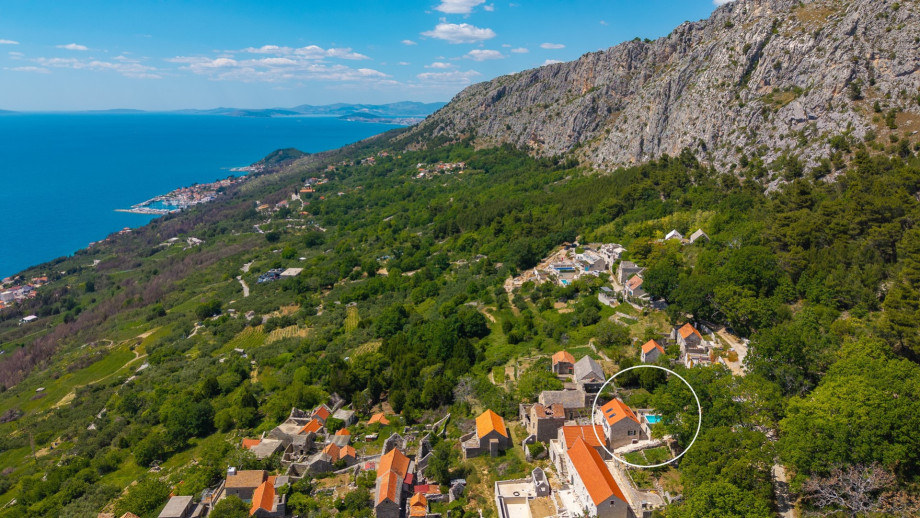 Secure parking for 2 cars is available at this 120 sqm retreat in the quiet village of Krilo Jesenice.