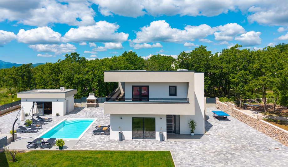Genießen Sie den 32 m2 großen beheizten Pool mit einer großzügigen Sonnenterrasse und Außendusche.