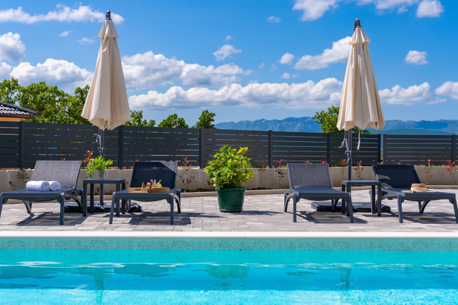 Großer, 8 m x 4 m großer beheizter Swimmingpool mit einer Sonnenterrasse zur exklusiven Nutzung.