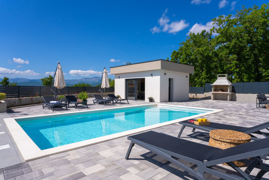 Entspannen Sie am privaten beheizten Pool mit 8 Liegestühlen und 2 Sonnenschirmen.