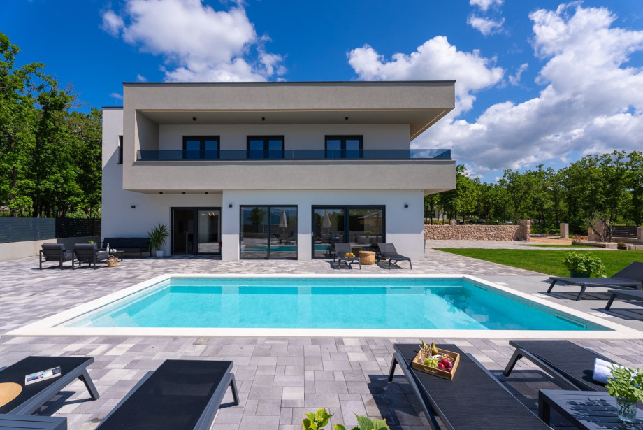 Neu gebaute Villa mit hochwertiger Ausstattung für einen komfortablen Aufenthalt für 8 Gäste.