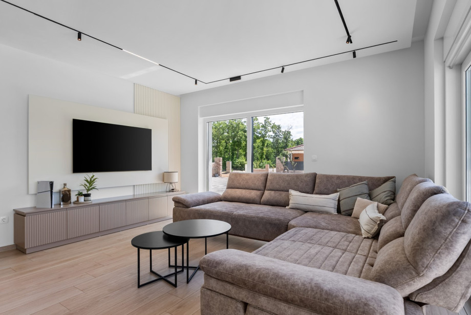 Der 50 m2 große Wohnbereich verfügt über ein bequemes Sofa, einen Flachbild-TV und eine PlayStation 5.