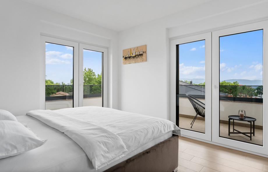 Schlafzimmer 1 verfügt über ein King-Size-Bett, ein En-Suite-Badezimmer und einen begehbaren Kleiderschrank.
