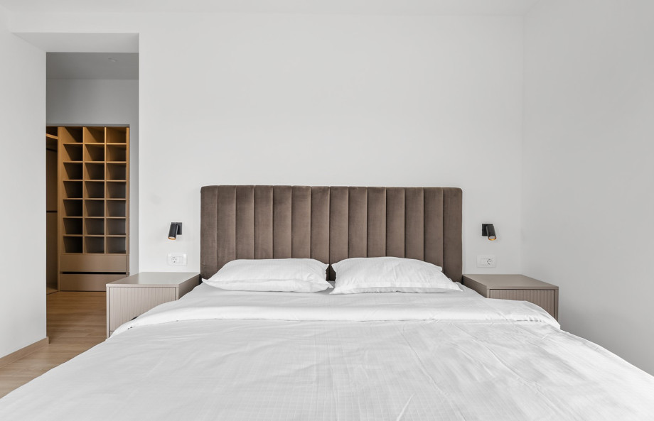 Schlafzimmer 1 verfügt über ein King-Size-Bett, ein En-Suite-Badezimmer und einen begehbaren Kleiderschrank.