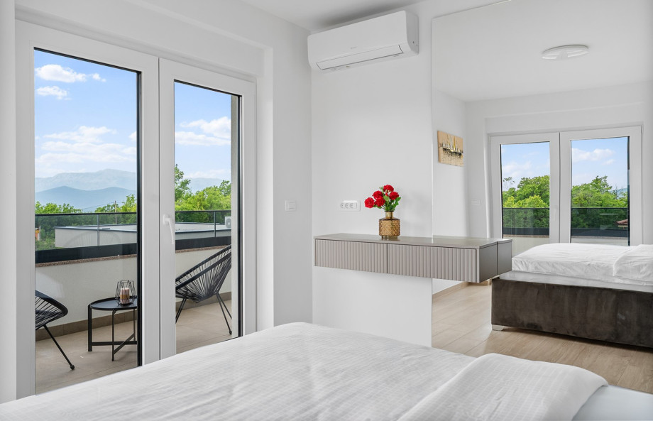 Entspannen Sie in Schlafzimmer 1, das über ein 180 cm x 200 cm großes Bett und ein En-Suite-Badezimmer für absolute Privatsphäre verfügt.